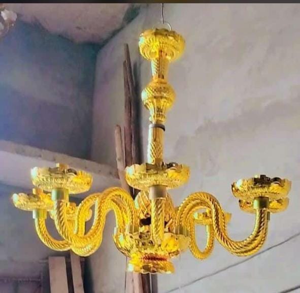 8 LIGHT UNBREKEBEL CHANDELIER GOLDEN