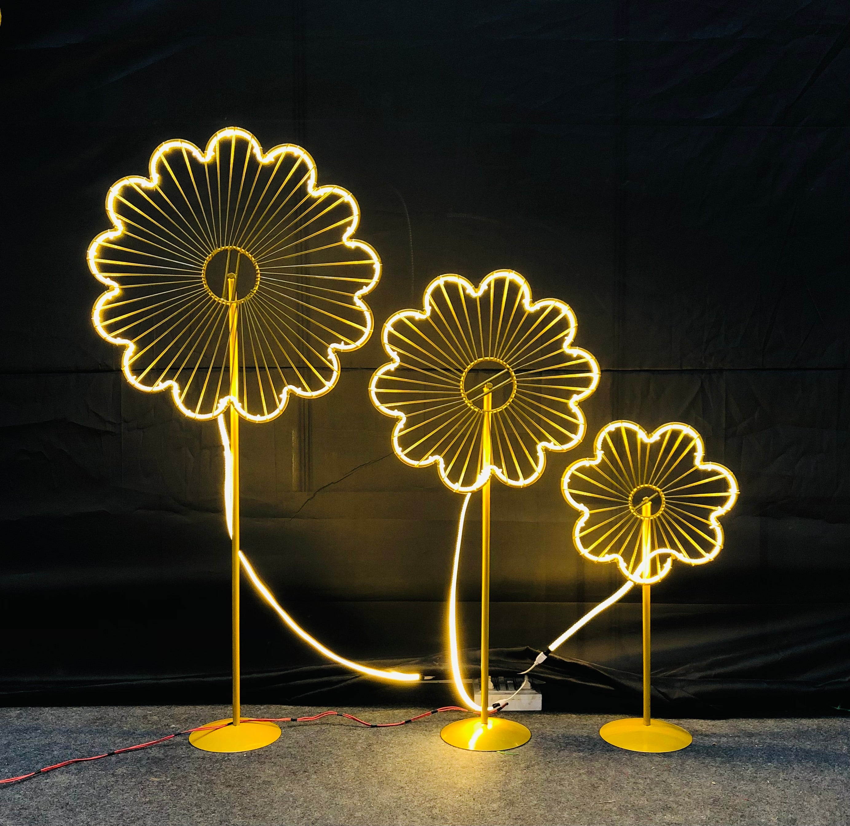 3 FLOWER METAL LED STAND