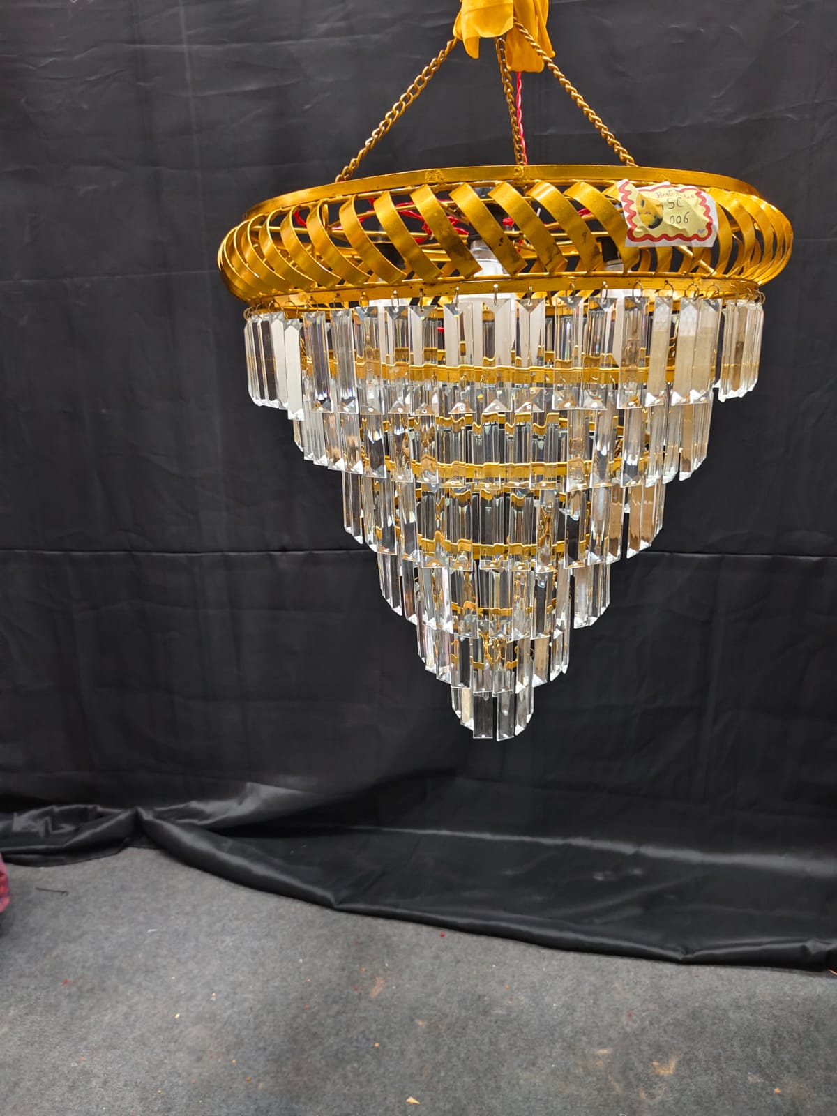 CRISTAL PATRI CHANDELIER WITH PATTI RING BORDER